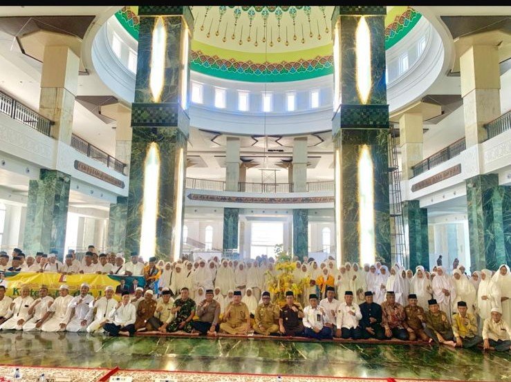 Bupati TRK Lepas Keberangkatan Calon Jamaah Haji di Masjid Giok, Diwarnai Prosesi Adat Peusijuek